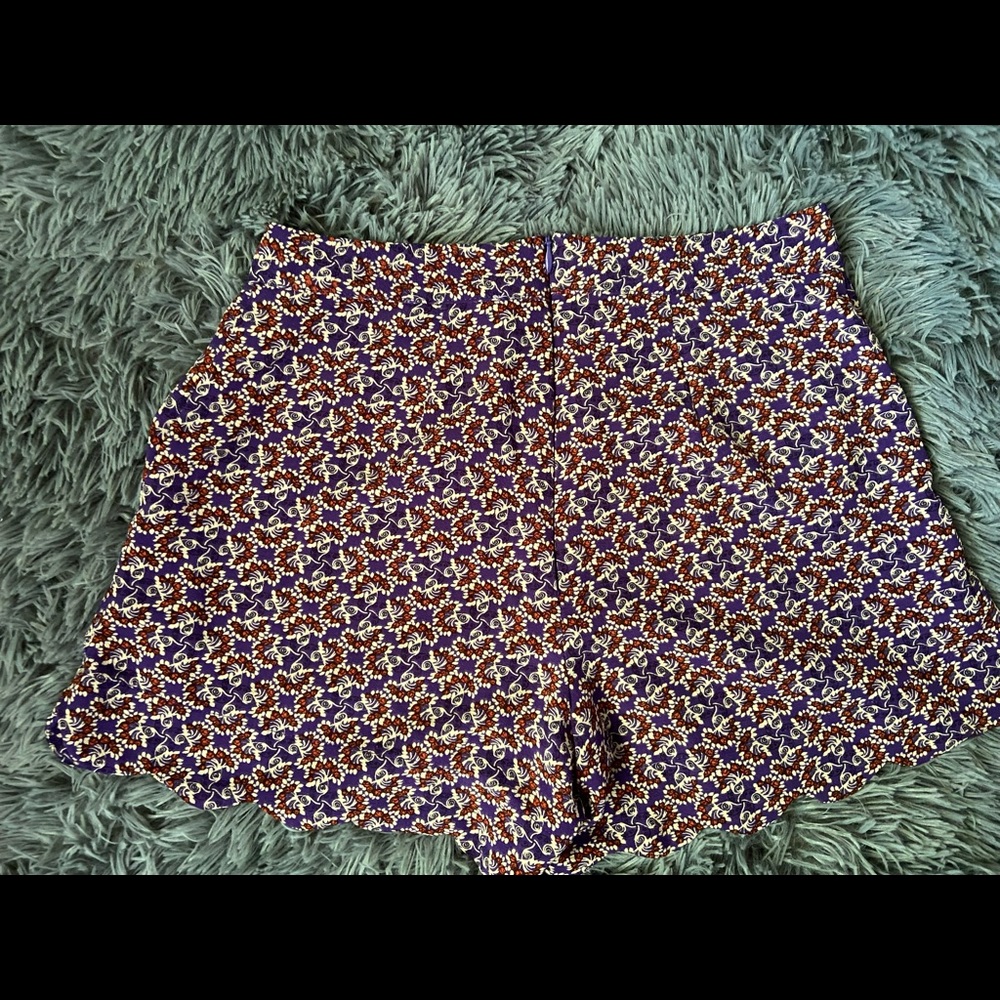 Cute June & Hudson shorts with zipper back